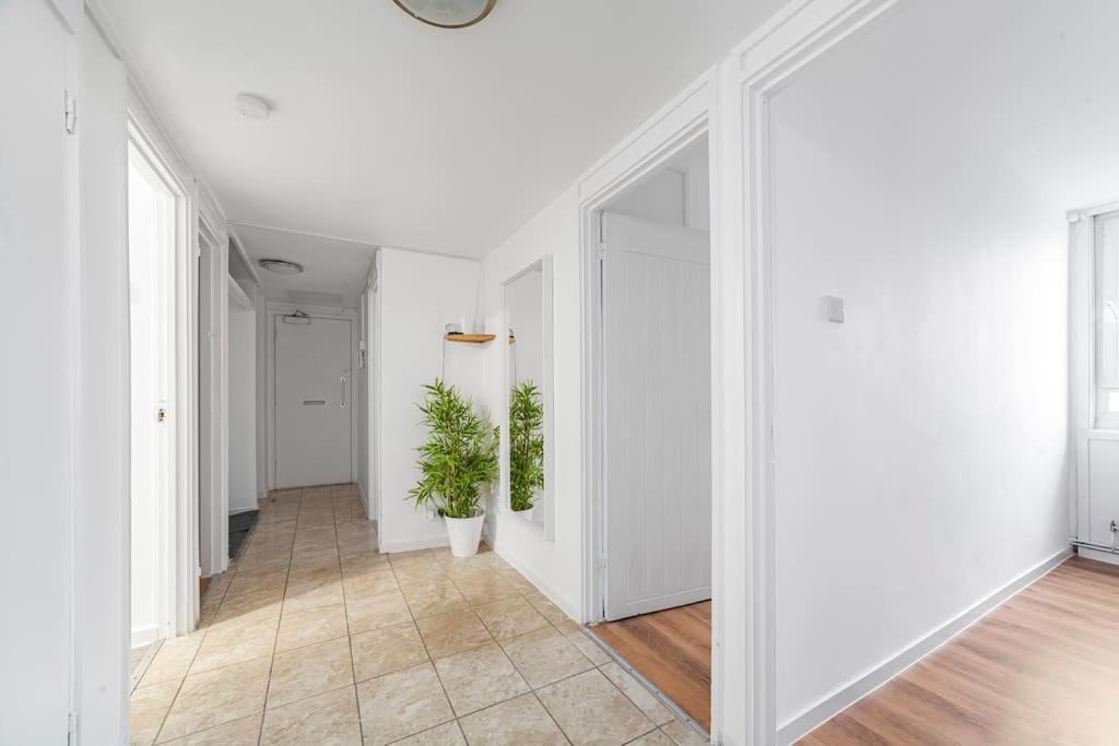 Modern Living In Stylish 3-bed Flat Londres